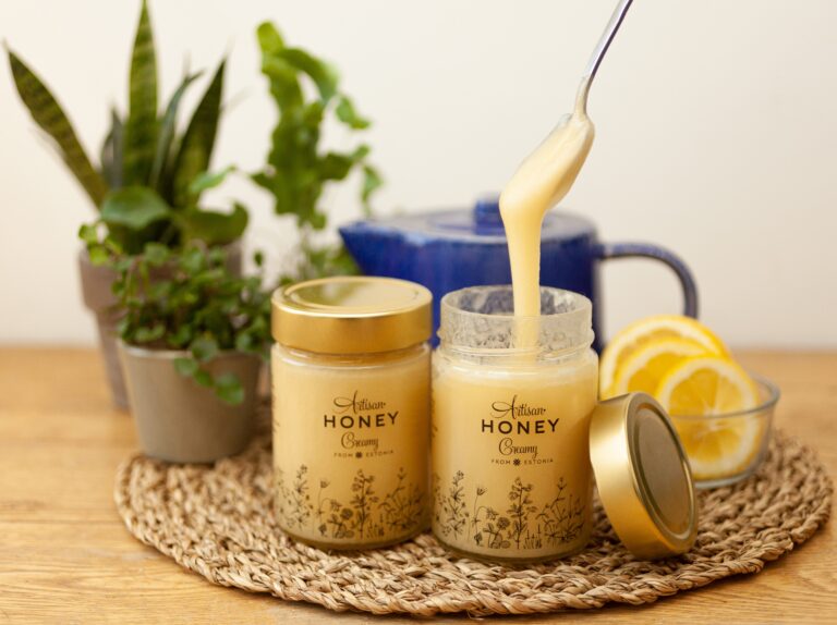 Artisan Honey õiemesi ja kreemjas õiemesi purkides