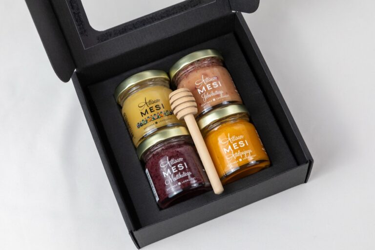 Artisan Honey kinkekomplekt nelja meepurgi ja meelusikaga mustas kinkekarbis
