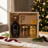 Glögg, honey, coffee and gingerbread gift box · AH21K11 in a warm Christmas gifting setting.