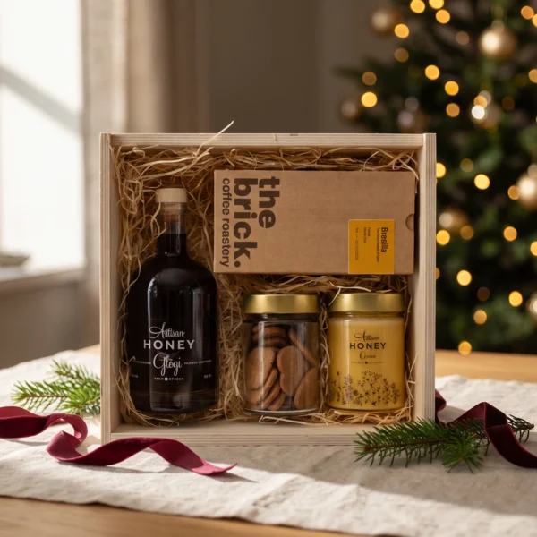 Glögg, honey, coffee and gingerbread gift box · AH21K11 in a warm Christmas gifting setting.