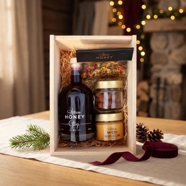 Glögg, honey and chocolate gift box · AH20K10 – Christmas gifting Glögg, honey and chocolate gift box · AH20K10 in a warm Christmas gifting setting.