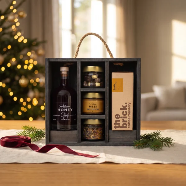 Glögg and coffee gift case – Christmas gifting Glögg and coffee gift case in a warm Christmas gifting setting.