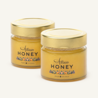 Kaks Artisan Honey kreemja õiemee 200 g purki kuldsete kaantega.